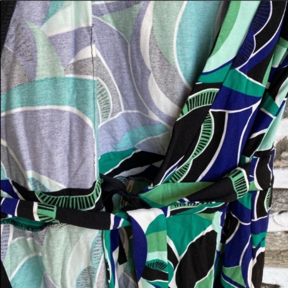 H&M blue and green midi wrap dress op art Swirly geometric print
NWT size 4
NWT - Picture 4 of 4